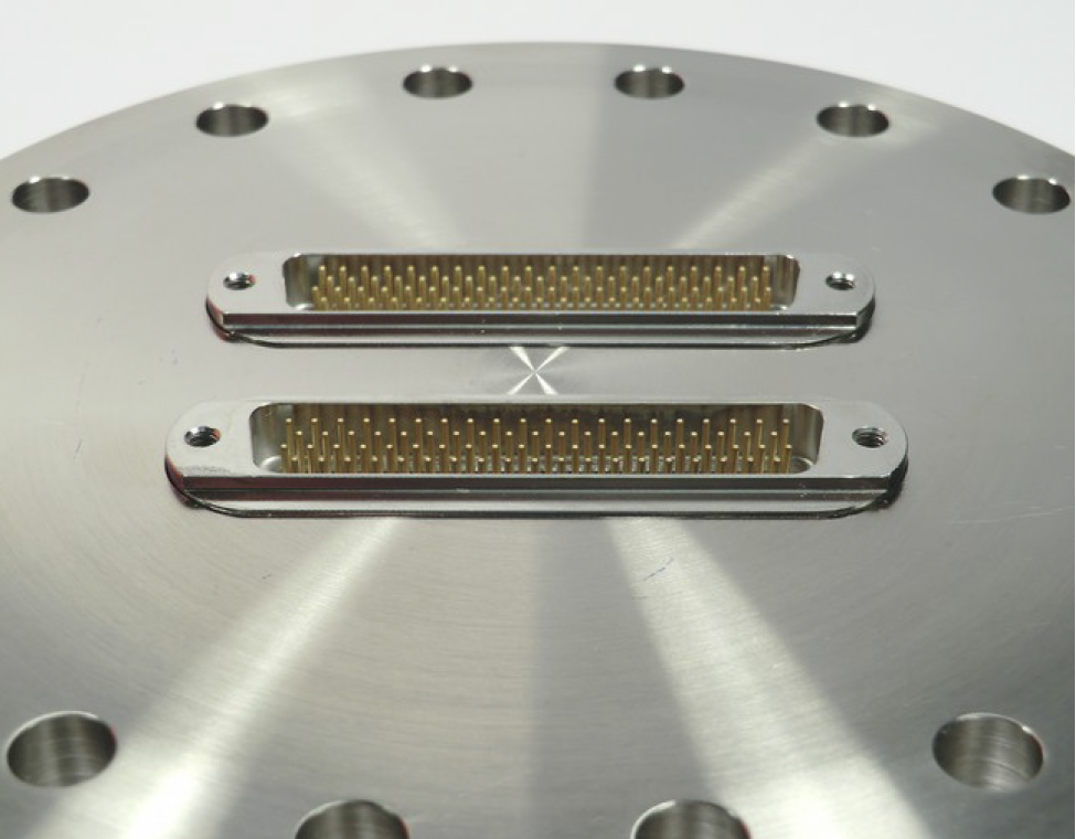 图二：CF160法兰2个78针高密度版Sub-D真空馈通