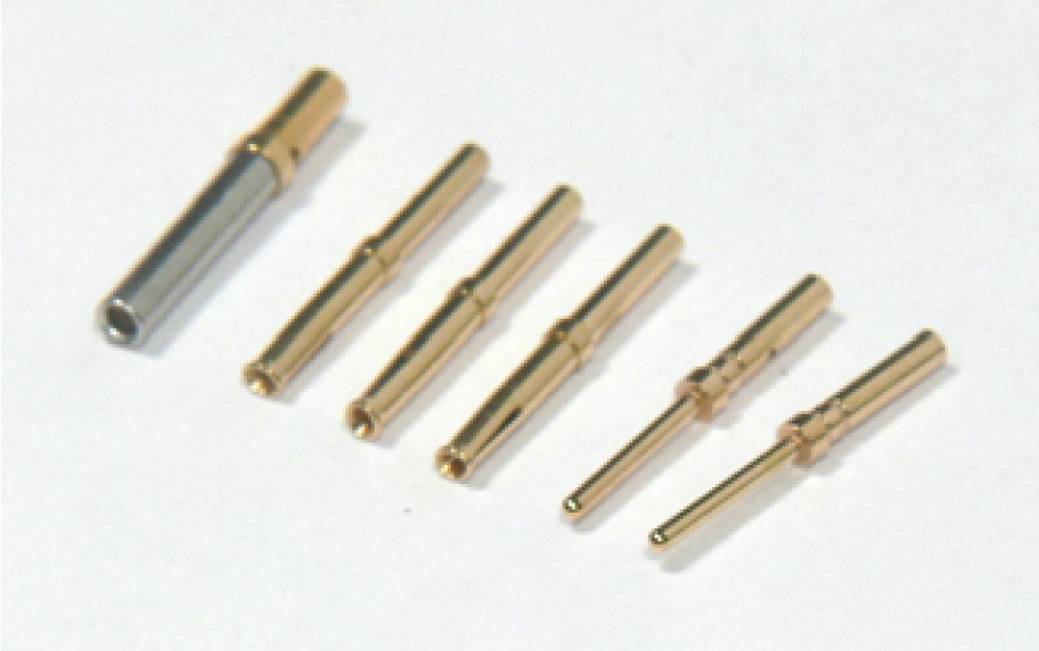 图四：（左→右）标准Sub-D母头插针(1)，高密度版母头插针(2-4)，高密度版公头插针(5-6)